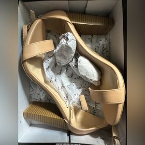 NWT Lulus Taylor sandal in almond, size 8